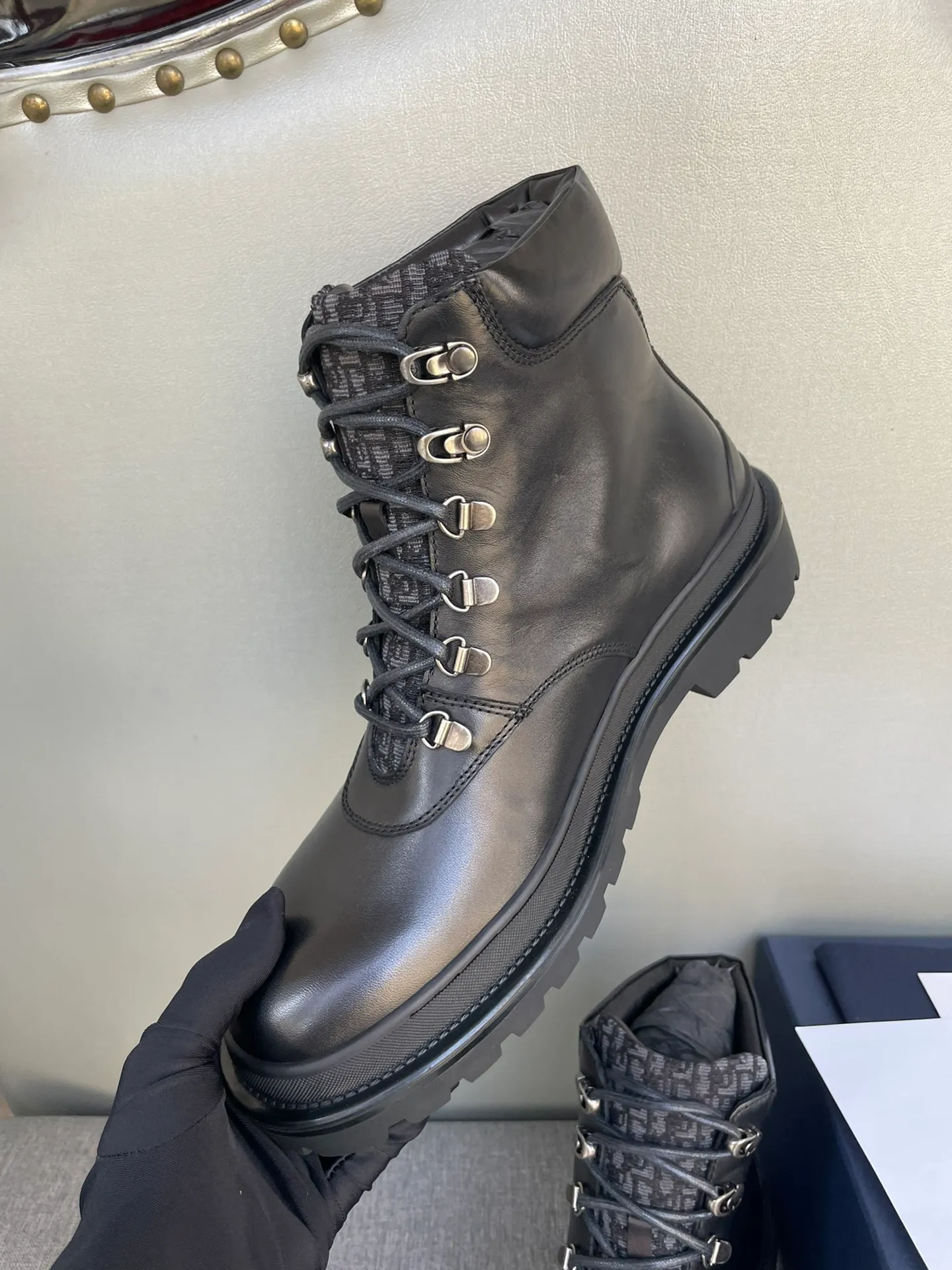 [DIOR] Top P: 1000💰 Number of yards: 39~44 (38.45 custom-made, non-refundable) Dior Dior~ Winter series, original 1:1 development Casual men's leather shoes Heavy investment, shoes and boots are made of imported cowhide + imported Dior special fabric Not easy to deform black cowhide lining Dior large hardware inlay Original TPU vacuum outsole, black cowhide Black open edge beads Military green suede Black suede Khaki suede leather is crafted by a large factory, and the perfect product is only prepared for you who know your taste! Any comparisons are welcome.